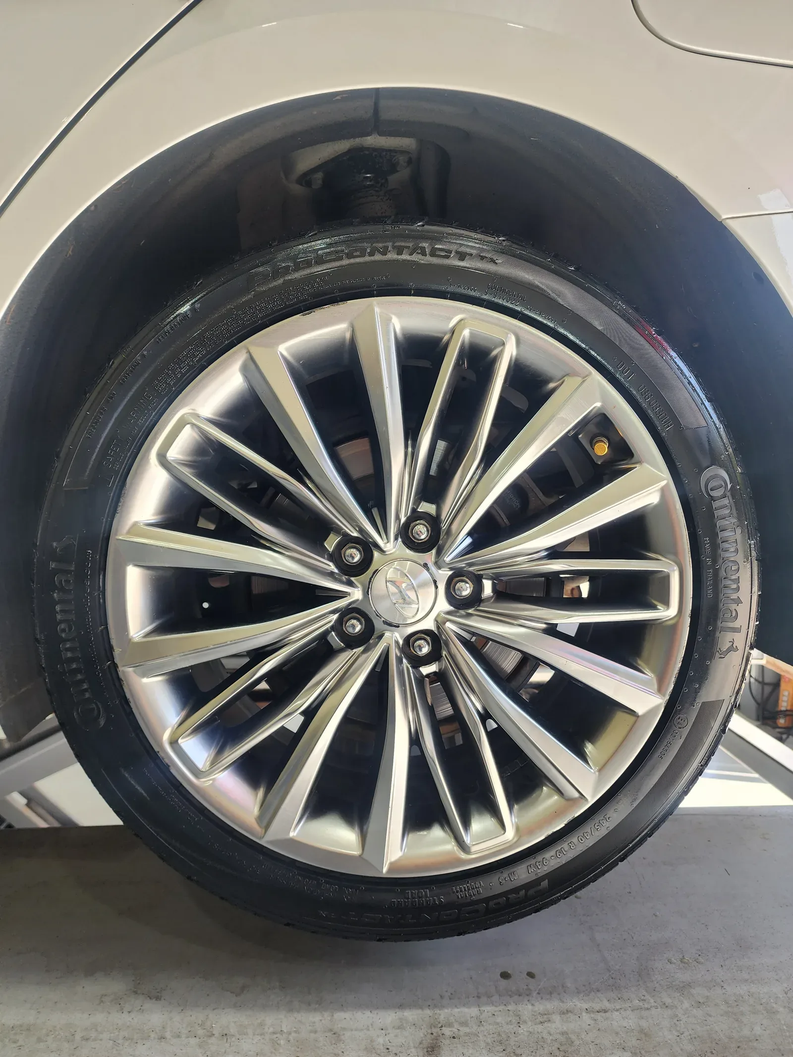 현대 그랜저 IG 245/40R19 교체를 마친 19인치 바퀴