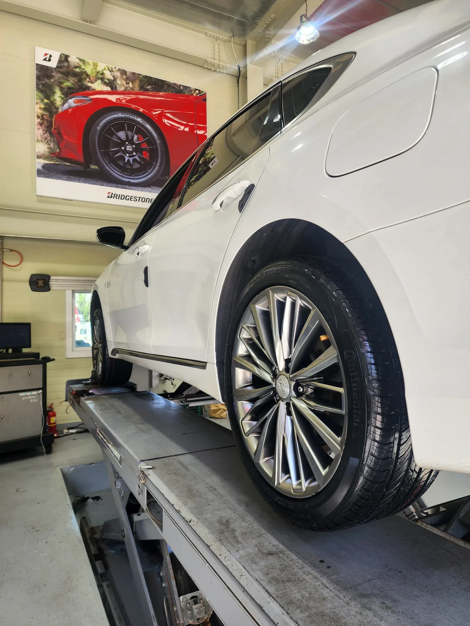 현대 그랜저 IG 245/40R19 리프트 위 그랜저 IG 옆모습
