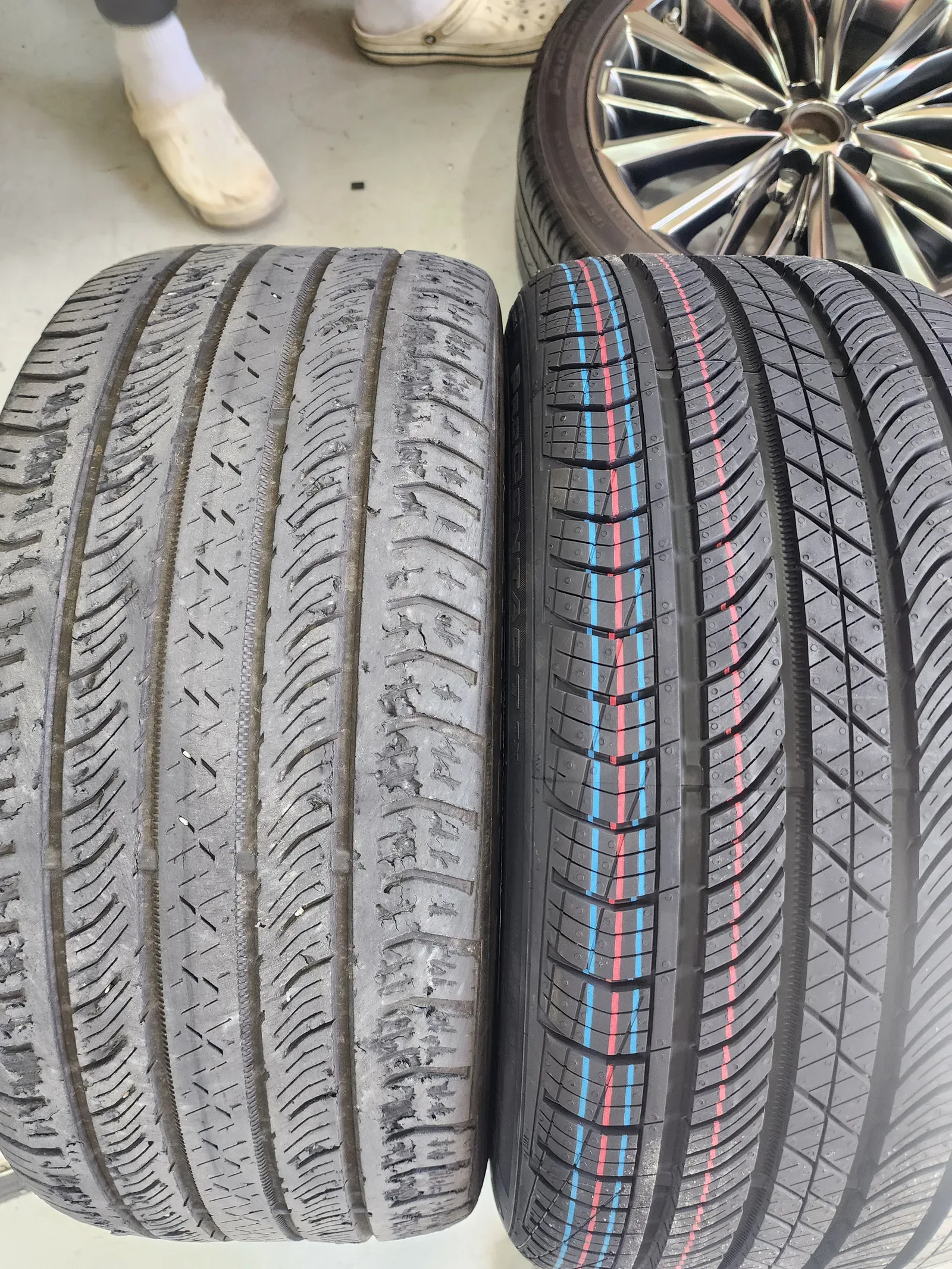 현대 그랜저 IG 245/40R19 빼낸 타이어와 신품 나란히