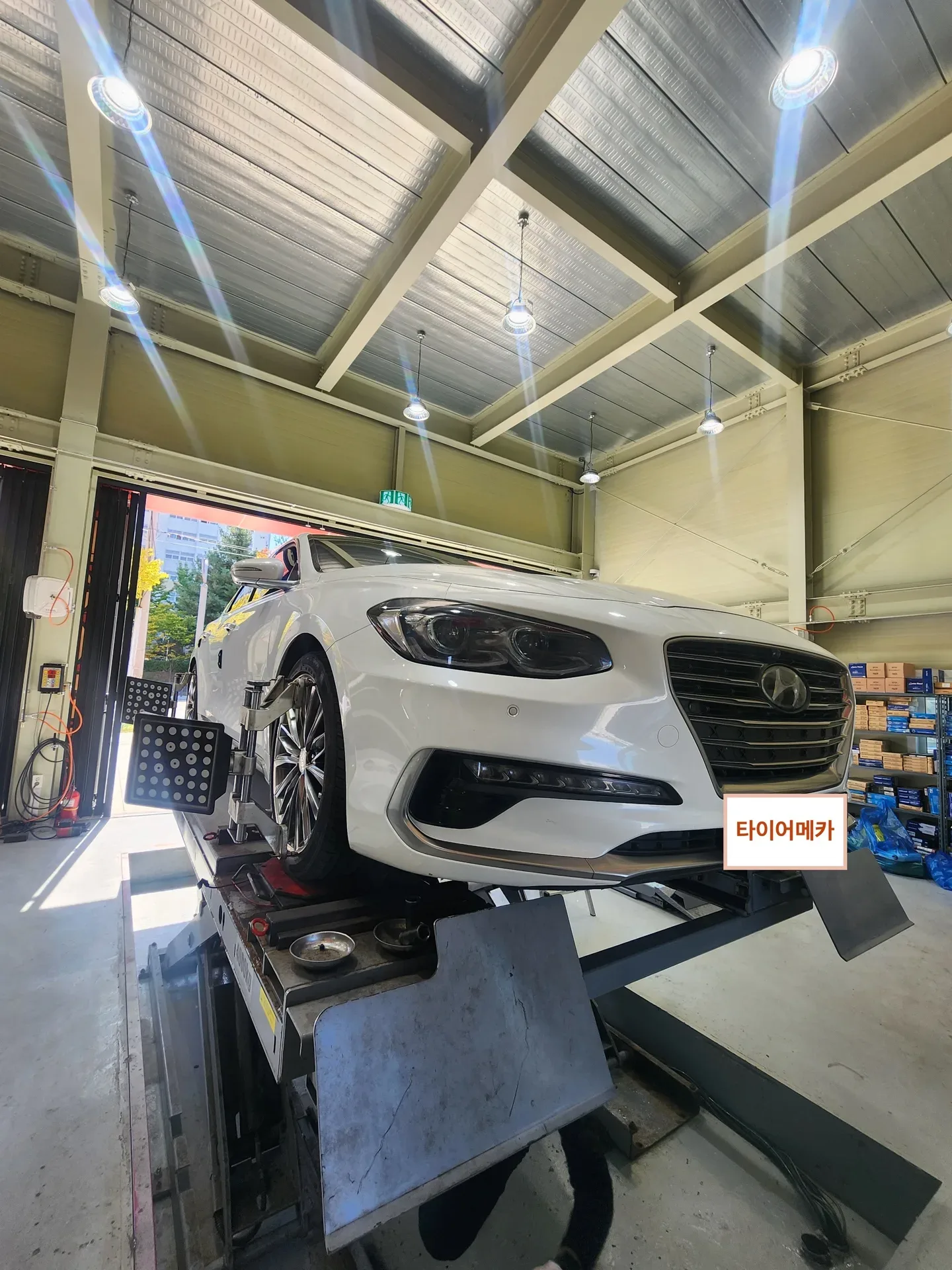 현대 그랜저 IG 245/40R19 얼라인먼트 리프트에 올린 그랜저 IG