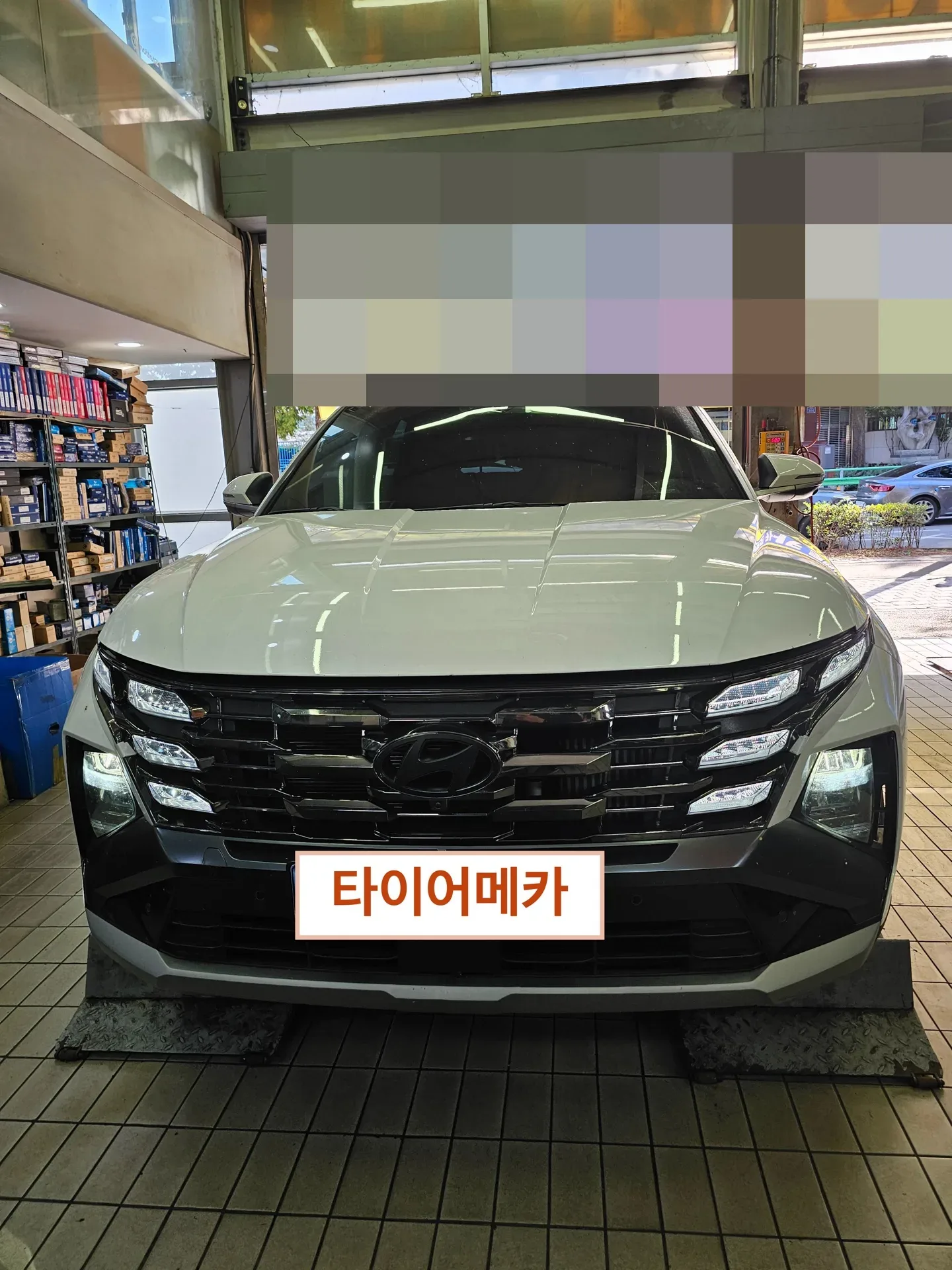 현대 투싼 235/60R18 리프트 앞에 세운 투싼 앞모습