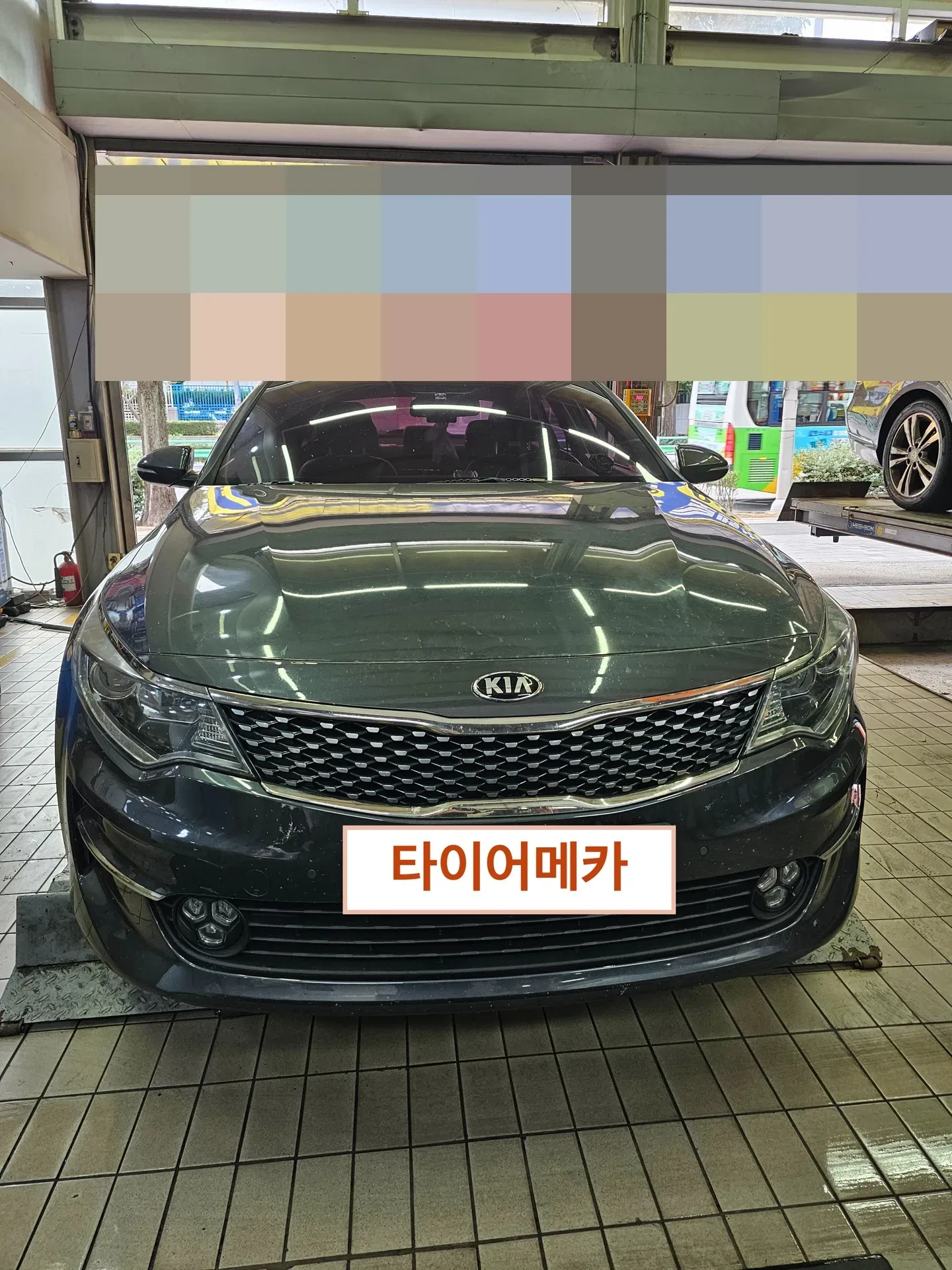 기아 K5 215/55R17 리프트 앞에 세운 K5 앞모습