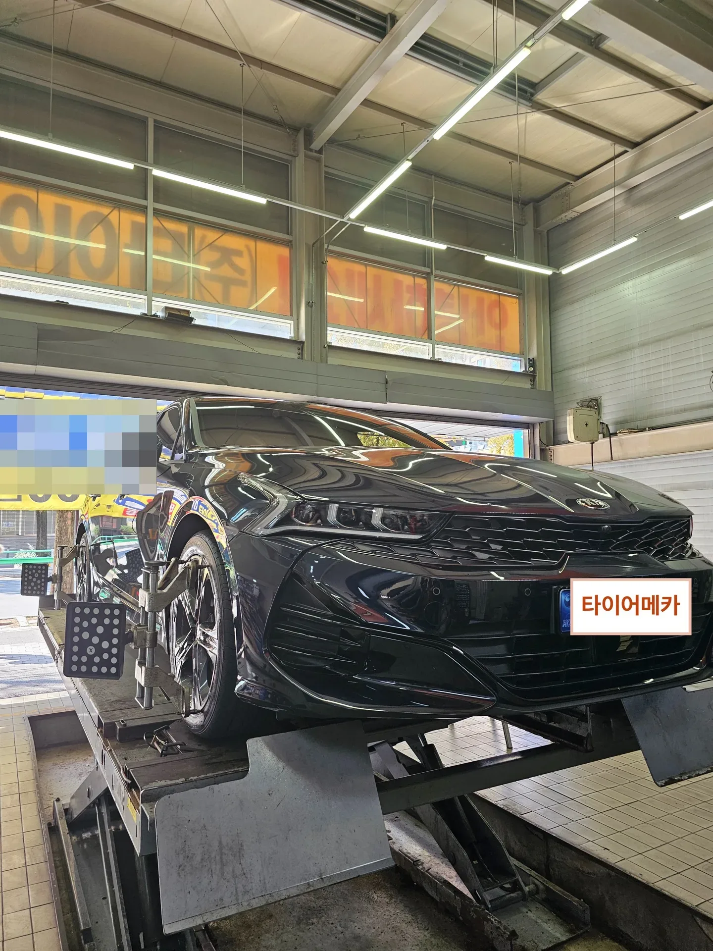 기아 K5 235/45R18 얼라인먼트 리프트에 올린 3세대 K5